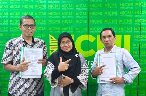 Dewan Pengurus Lembaga Amal Zakat Infaq dan Shodaqoh Ikatan Cendikiawan Muslim Indonesia (LAZIS ICMI), menerima sertifikat kompetensi dari Asesor Uji Kompetensi LSP BEKSYA, Anik Rifqoh (tengah) pada penutupan uji kompetensi amil zakat di Gedung Center ICMI, Jakarta, Sabtu, 20 September 2025.