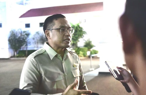Direktur Utama Pertamina, Simon Aloysius Mantiri memberikan keterangannya kepada awak media di Istana Kepresidenan, Jakarta, pada Jumat, 19 September 2025. Foto BPMI Setpres.