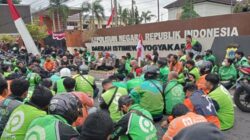 Ratusan driver ojekonline (Ojol) menggeruduk Polda DIY, Jumat, 29 Agustus 2025, pasca tewaasnya rekan mereka, Affan Kurniawan yang dilindas kendaraan rantis Brimob dalam aksi demonstrasi pada Kamis, 28 Agustus 2025, di Jakarta. Foto Rienews.com.
