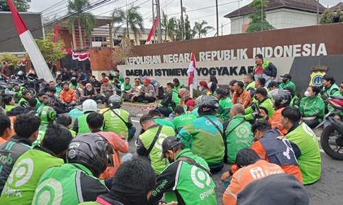 Ratusan driver ojekonline (Ojol) menggeruduk Polda DIY, Jumat, 29 Agustus 2025, pasca tewaasnya rekan mereka, Affan Kurniawan yang dilindas kendaraan rantis Brimob dalam aksi demonstrasi pada Kamis, 28 Agustus 2025, di Jakarta. Foto Rienews.com.