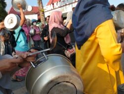 KLB Keracunan MBG, Ratusan Ibu-ibu di Jogja Demo Bawa Alat Dapur