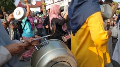 Ratusan ibu-ibu di Jogja berunjukrasa di Bundaran UGM memprotes kejadian luar biasa (KLB) keracunan Makan Bergizi Gratis (MBG) terjadi. Foto Rienews.com.