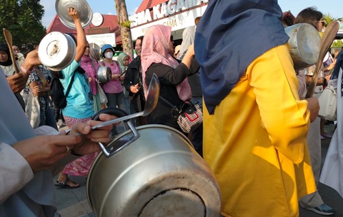 Ratusan ibu-ibu di Jogja berunjukrasa di Bundaran UGM memprotes kejadian luar biasa (KLB) keracunan Makan Bergizi Gratis (MBG) terjadi. Foto Rienews.com.
