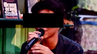 Seorang pegiat literasi berstatus pelajar madrasah di Kediri, FZ, ditangkap polisi dan tiga bukunya disita.
