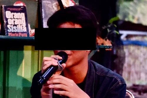 Seorang pegiat literasi berstatus pelajar madrasah di Kediri, FZ, ditangkap polisi dan tiga bukunya disita.