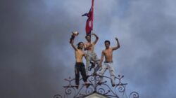 Para pengunjuk rasa “Gen Z“ di puncak Singha Durbar, lokasi berbagai kementerian dan kantor pemerintah Nepal, di Kathmandu pada 9 September 2025. Foto politico.com | Niranjan Shrestha/AP.