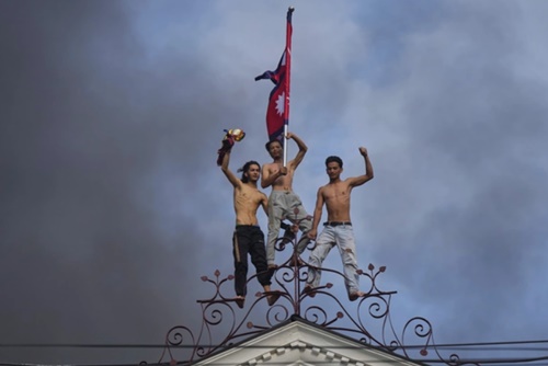 Para pengunjuk rasa “Gen Z“ di puncak Singha Durbar, lokasi berbagai kementerian dan kantor pemerintah Nepal, di Kathmandu pada 9 September 2025. Foto politico.com | Niranjan Shrestha/AP.