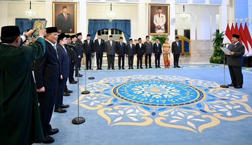 Presiden Prabowo Subianto melantik dua menteri dan tiga wakil menteri Kabinet Merah Putih di Istana Negara, Jakarta, pada Rabu, 17 September 2025. Foto Cahyo/BPMI Setpres.