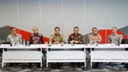 Wakil Direktur Utama Telkom, Muhammad Awaluddin (ketiga dari kiri), Direktur Strategic Business Development & Portfolio Telkom, Seno Soemadji (ketiga dari kanan), Direktur Wholesale & International Service Telkom, Honesti Basyir (kedua dari kanan), serta Direktur Keuangan & Manajemen Risiko Telkomsel, Daru Mulyawan (kedua dari kiri), pada agenda Telkom - Public Expose Live 2025, Jumat, 12 September 2025.
