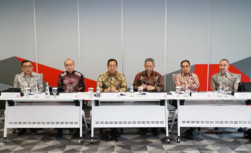 Wakil Direktur Utama Telkom, Muhammad Awaluddin (ketiga dari kiri), Direktur Strategic Business Development & Portfolio Telkom, Seno Soemadji (ketiga dari kanan), Direktur Wholesale & International Service Telkom, Honesti Basyir (kedua dari kanan), serta Direktur Keuangan & Manajemen Risiko Telkomsel, Daru Mulyawan (kedua dari kiri), pada agenda Telkom - Public Expose Live 2025, Jumat, 12 September 2025.