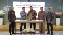 Kiri ke kanan: Sekretaris Jenderal Kementerian Pertahanan Republik Indonesia sekaligus sebagai Komisaris Utama PT Len Industri (Persero) Letnan Jenderal TNI Tri Budi Utomo, Direktur Utama PT Len Industri (Persero) Joga Dharma Setiawan, Direktur Utama Telkomsat Lukman Hakim Abd Rauf, Komisaris Telkom, Rizal Mallarangeng, dan Direktur Wholesale & International Service Telkom Honesti Basyir saat acara penandatanganan Nota Kesepahaman (MoU) antara PT Telkom Satelit Indonesia (Telkomsat) dan PT Len Industri (Persero) di Jakarta, pada Selasa, 9 September 2025.