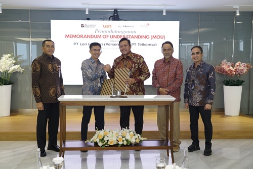 Kiri ke kanan: Sekretaris Jenderal Kementerian Pertahanan Republik Indonesia sekaligus sebagai Komisaris Utama PT Len Industri (Persero) Letnan Jenderal TNI Tri Budi Utomo, Direktur Utama PT Len Industri (Persero) Joga Dharma Setiawan, Direktur Utama Telkomsat Lukman Hakim Abd Rauf, Komisaris Telkom, Rizal Mallarangeng, dan Direktur Wholesale & International Service Telkom Honesti Basyir saat acara penandatanganan Nota Kesepahaman (MoU) antara PT Telkom Satelit Indonesia (Telkomsat) dan PT Len Industri (Persero) di Jakarta, pada Selasa, 9 September 2025.