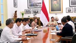 Presiden Prabowo Subianto memimpin rapat terbatas bersama sejumlah Menteri Kabinet Merah Putih di antara pembahasan rapat yakni memperluas lapangan kerja melalui program paket ekonomi, di Istana Merdeka, Jakarta, pada Senin, 15 September 2025. Foto Rusman/BPMI Setpres.