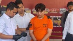 AM tersangka mutilasi di Mojokerto dihadirkan penyidik dalam konferensi pers Polres Mojokerto dalam pengungkapan kasus temuan ratusan potongan tubuh perempuan TAS, pada Senin, 8 September 2025.