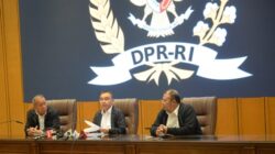 Wakil Ketua DPR RI Sufmi Dasco Ahmad bersama Saan Mustopa dan Cucun Ahmad Syamsurijal memberikan keterangan pers terkait sikap DPR RI merespons 17+8 tuntutan rakyat, pada Jumat 5 September 2025. Foto Andri/vel.