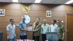 Ketua Divisi Ketenagakerjaan AJI Indonesia, Edi Faisol menyerahkan data temuan pelanggaran ketenagakerjaan dan PHK terhadap jurnalis kepada Wakil Ketua Dewan Pers Totok Suryanto.