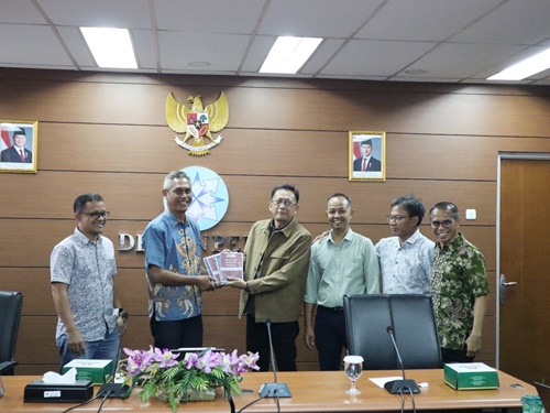 Ketua Divisi Ketenagakerjaan AJI Indonesia, Edi Faisol menyerahkan data temuan pelanggaran ketenagakerjaan dan PHK terhadap jurnalis kepada Wakil Ketua Dewan Pers Totok Suryanto.