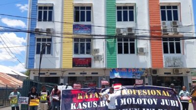Koalisi Advokasi Keadilan dan Keselamatan Jurnalis Papua mengelar aksi memperingati satu tahun serangan bom molotov ke Kantor Redaksi Jubi yang terjadi pada 16 Oktober 2024.
