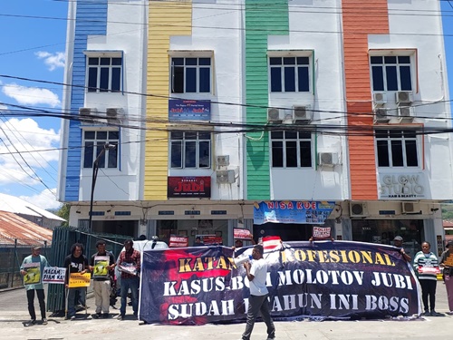 Koalisi Advokasi Keadilan dan Keselamatan Jurnalis Papua mengelar aksi memperingati satu tahun serangan bom molotov ke Kantor Redaksi Jubi yang terjadi pada 16 Oktober 2024.