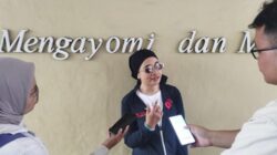 Penulis dan sastrawan, Okky Madasari memberikan keterangan pers usai menemui Faiz, seorang pelajar SMA, penulis, dan pegiat literasi yang saat ini ditahan Polres Kediri Kota.
