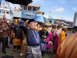 Gubernur Kalbar Ria Norsan Membaur dalam Tradisi Perang Ketupat