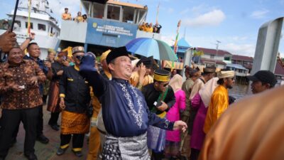 Gubernur Kalbar Ria Norsan Membaur dalam Tradisi Perang Ketupat