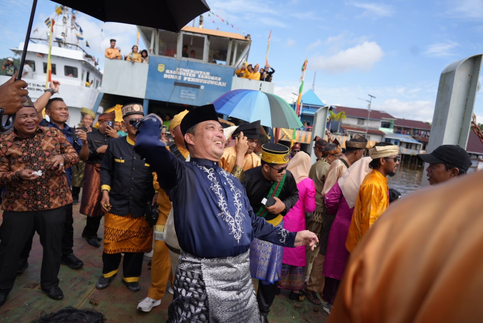 Gubernur Kalimantan Barat (Kalbar) Ria Norsan ikut serta dalam tradisi Perang Ketupat bersama tokoh kerajaan dan dan warga Tayan, Sanggau, di perairan Kapuas pada Rabu siang, 29 Oktober 2025. Foto Istimewa.