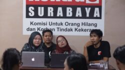 Komite Advokasi Jurnalis (KAJ) Jawa Timur saat menggelar konferensi pers soal penanganan kasus kekerasan terhadap jurnalis, Rama Indra Surya, di kantor Kontras Surabaya, Selasa, 28 Oktober 2025. Foto Istimewa.