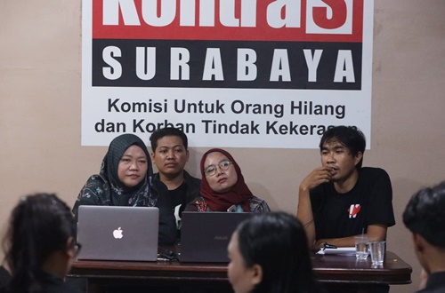 Komite Advokasi Jurnalis (KAJ) Jawa Timur saat menggelar konferensi pers soal penanganan kasus kekerasan terhadap jurnalis, Rama Indra Surya, di kantor Kontras Surabaya, Selasa, 28 Oktober 2025. Foto Istimewa.