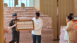 Presiden Prabowo Subianto menyaksikan serah terima Rp13,255 triliun, uang pengganti kerugian negara dalam perkara tindak pidana korupsi CPO dari Jaksa Agung ST Burhanuddin kepada Menteri Keuangan Purbaya Yudhi Sadewa di Gedung Utama Kejagung, Jakarta, Senin, 20 Oktober 2025. Foto Kejagung.