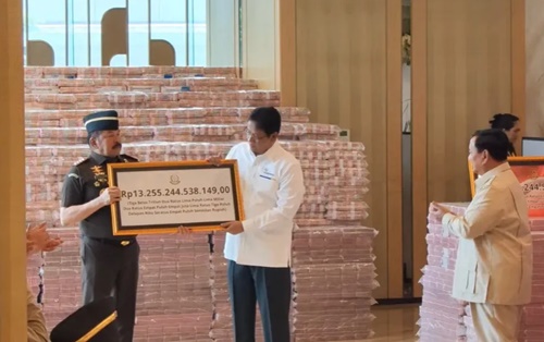 Presiden Prabowo Subianto menyaksikan serah terima Rp13,255 triliun, uang pengganti kerugian negara dalam perkara tindak pidana korupsi CPO dari Jaksa Agung ST Burhanuddin kepada Menteri Keuangan Purbaya Yudhi Sadewa di Gedung Utama Kejagung, Jakarta, Senin, 20 Oktober 2025. Foto Kejagung.