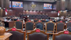 Majelis hakim Mahkamah Konstitusi saat membacakan putusan MK pada Kamis, 16 Oktober 2025, dalam uji materiil Pasal 17 ayat (2) dan Pasal 110B ayat (1) UU Pencegahan dan Pengrusakan Hutan Dalam UU Penetapan Perpu Cipta Kerja Menjadi UU.
