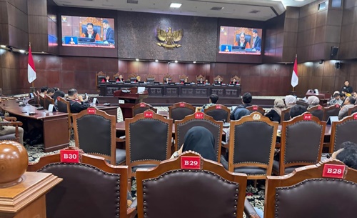 Majelis hakim Mahkamah Konstitusi saat membacakan putusan MK pada Kamis, 16 Oktober 2025, dalam uji materiil Pasal 17 ayat (2) dan Pasal 110B ayat (1) UU Pencegahan dan Pengrusakan Hutan Dalam UU Penetapan Perpu Cipta Kerja Menjadi UU.