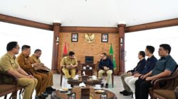 Perteman Executive Vice President (EVP) Telkom Regional I Sumatera, Dwi Pratomo Juniarto dan Gubernur Sumatera Utara, Bobby Nasution, di Kantor Gubernur Sumut, Senin, 6 Oktober 2025. Foto Istimewa.