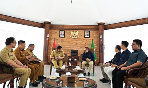 Perteman Executive Vice President (EVP) Telkom Regional I Sumatera, Dwi Pratomo Juniarto dan Gubernur Sumatera Utara, Bobby Nasution, di Kantor Gubernur Sumut, Senin, 6 Oktober 2025. Foto Istimewa.
