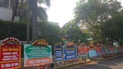 Satu tahun pemerintahan Presiden Prabowo Subianto, Komunitas Save Our Surrounding (SOS) mengirimkan karangan bunga ke rumah pribadi Prabowo. Foto Komunitas Save Our Surrounding.