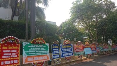 Satu tahun pemerintahan Presiden Prabowo Subianto, Komunitas Save Our Surrounding (SOS) mengirimkan karangan bunga ke rumah pribadi Prabowo. Foto Komunitas Save Our Surrounding.