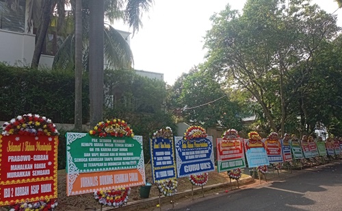 Satu tahun pemerintahan Presiden Prabowo Subianto, Komunitas Save Our Surrounding (SOS) mengirimkan karangan bunga ke rumah pribadi Prabowo. Foto Komunitas Save Our Surrounding.