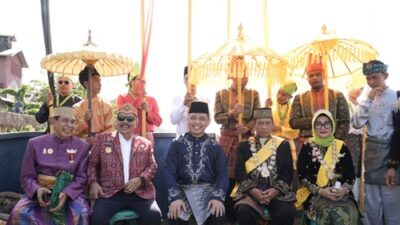 Gubernur Kalbar Ria Norsan dan Gusti Yusri saat menghadiri Festival Budaya Tayan pada Rabu, 29 Oktober 2025. Foto Istimewa.