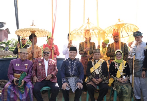 Gubernur Kalbar Ria Norsan dan Gusti Yusri saat menghadiri Festival Budaya Tayan pada Rabu, 29 Oktober 2025. Foto Istimewa.