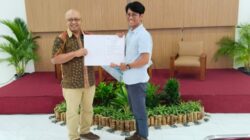 Ketua Departemen Ilmu Komunikasi Universitas Atma Jaya Yogyakarta (UAJY), Mario Antonius Birowo dan Ketua AJI Yogyakarta, Januardi Husin di acara pembukaan workshop bertema "Jurnalisme Hari Ini: Antara Etika dan Kemajuan Teknologi", Jumat, 21 November 2025. Foto Istimewa.