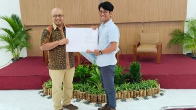 Ketua Departemen Ilmu Komunikasi Universitas Atma Jaya Yogyakarta (UAJY), Mario Antonius Birowo dan Ketua AJI Yogyakarta, Januardi Husin di acara pembukaan workshop bertema "Jurnalisme Hari Ini: Antara Etika dan Kemajuan Teknologi", Jumat, 21 November 2025. Foto Istimewa.