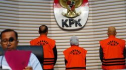 KPK saat menggelar konferensi pers penanganan kasus korupsi PT ASDP Indonesia Ferry dan menampilkan tiga direksi sebagai tersangka dalam perkara dugaan korupsi dan akuisisi PT Jembatan Nusantarea oleh PT ASDP Indonesia Ferry (Persero) tahun 2019-2022. Foto kpk.go.id.