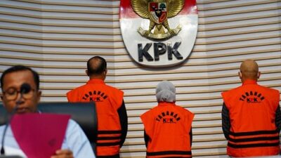 KPK saat menggelar konferensi pers penanganan kasus korupsi PT ASDP Indonesia Ferry dan menampilkan tiga direksi sebagai tersangka dalam perkara dugaan korupsi dan akuisisi PT Jembatan Nusantarea oleh PT ASDP Indonesia Ferry (Persero) tahun 2019-2022. Foto kpk.go.id.