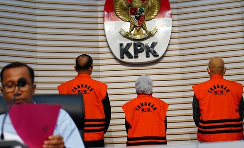 KPK saat menggelar konferensi pers penanganan kasus korupsi PT ASDP Indonesia Ferry dan menampilkan tiga direksi sebagai tersangka dalam perkara dugaan korupsi dan akuisisi PT Jembatan Nusantarea oleh PT ASDP Indonesia Ferry (Persero) tahun 2019-2022. Foto kpk.go.id.