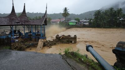 Dampak bencana hidrometeorologi, banjir bandang menyebabkan jembatan Gunung Nago di Kecamatan Pauh, Kota Padang, Sumatra Barat, putus pada Kamis, 27 November 2025. Foto BNPB.