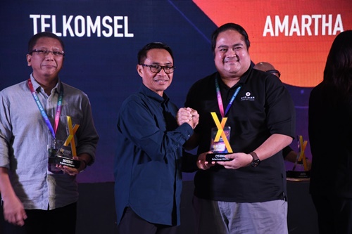Direktur IT Digital Telkom Indonesia Faizal Rochmad Djoemadi (kiri) saat memberikan penghargaan pada pemenang kategori “The Best Synergy Collaboration” pada acara Synergy Innovation Week 2025 di Bandung pada Kamis, 27 November 2025. Foto Istimewa.