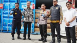 Kapolri Jenderal Listyo Sigit Prabowo bersama Dirjen Bea dan Cukai, Djaka Bhudi Utama dalam konfeensi pers pengungkapan ekspor campuran berbagai turunan minyak sawit mentah atau crude palm oil (CPO) namun diberitahu sebagai komoditas fatty matter, di Buffer Area MTI NPCT 1, Jalan Terminal Kalibaru Raya, Cilincing, Jakarta Utara, Kamis, 6 November 2025. Foto Humas Polri.