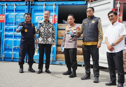 Kapolri Jenderal Listyo Sigit Prabowo bersama Dirjen Bea dan Cukai, Djaka Bhudi Utama dalam konfeensi pers pengungkapan ekspor campuran berbagai turunan minyak sawit mentah atau crude palm oil (CPO) namun diberitahu sebagai komoditas fatty matter, di Buffer Area MTI NPCT 1, Jalan Terminal Kalibaru Raya, Cilincing, Jakarta Utara, Kamis, 6 November 2025. Foto Humas Polri.