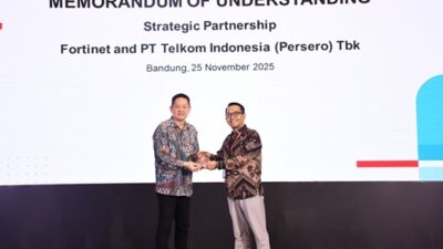 VP Global Strategic Partnership & Synergy Telkom, Arfianto Ramadhian (kanan) saat memberikan cinderamata kepada Director Fortinet Indonesia, Edwin Lim pada acara seremoni penandatanganan MoU antara Telkom dan Fortinet di Bandung, pada Selasa, 25 November 2025. Foto Istimewa.